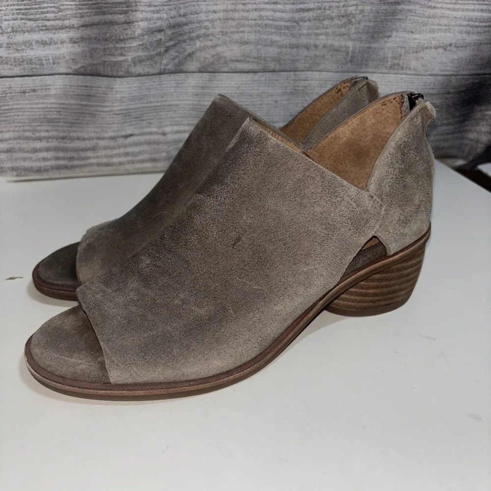 Sofft Women's 7.5 Carleigh Shootie Light‎ Gray/ Beige Greige